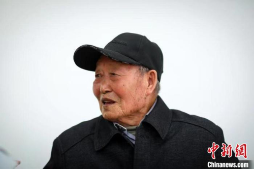 日前，96歲的南京大屠殺幸存者岑洪桂老人在南京接受記者采訪?！°蟛?攝