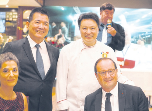 幸福樓主廚尹添強(qiáng)(后右)、樓面經(jīng)理李兆隆(后左)與法國(guó)前總統(tǒng)奧朗德(前右)、巴黎市負(fù)責(zé)經(jīng)貿(mào)的副市長(zhǎng)Olivia Polski在一次活動(dòng)上。(《歐洲時(shí)報(bào)》/孔帆 攝)