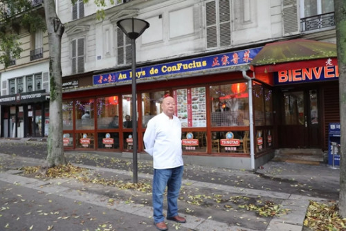 “老山東”餐館東主薛超青，不僅是這家巴黎知名餐廳的管理者和經(jīng)營(yíng)者，也是一位技藝高超的魯菜廚師。(《歐洲時(shí)報(bào)》/孔帆 攝)