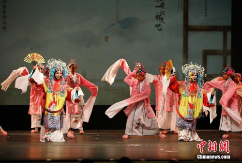 圖為吉祥小姐妹在美國舊金山灣區(qū)的海沃德參加慶祝中華人民共和國成立70周年《中國之夜》大型國慶演出。 <a target='_blank' >中新社</a>記者 劉關(guān)關(guān) 攝