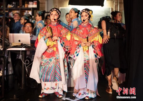 圖為吉祥小姐妹在后臺準備上場。 <a target='_blank' >中新社</a>記者 劉關(guān)關(guān) 攝