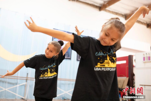 圖為學(xué)習(xí)中國民族舞蹈的吉祥小姐妹。 <a target='_blank' >中新社</a>記者 劉關(guān)關(guān) 攝