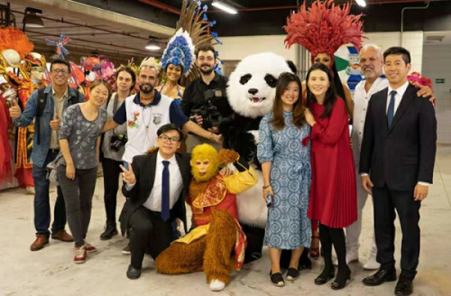 中巴社會文化研究中心一行與圣保羅著名桑巴舞校人員及媒體朋友合影。(南美僑報網(wǎng))