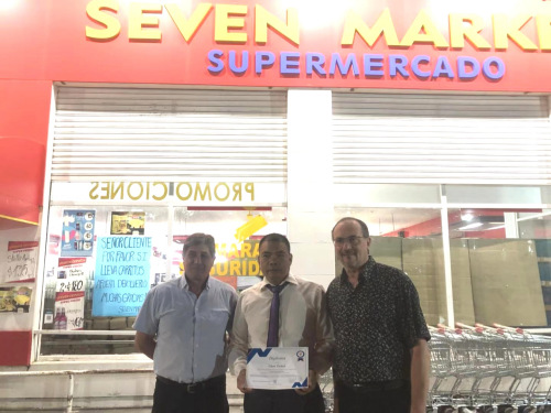 拉斯佩爾迪賽斯市長福爾沃(左一)與市秘書長卡潘諾(右一)向陳玉輝(中)頒獎。(黃弘仁 攝)