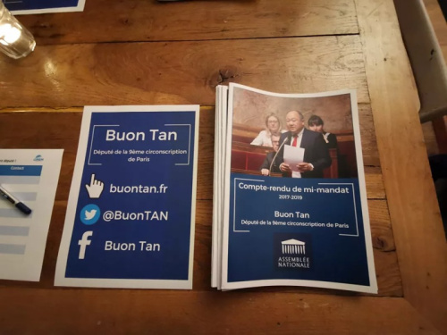 陳文雄為前來的民眾提供信息手冊。(《歐洲時報》/潘越平 攝)