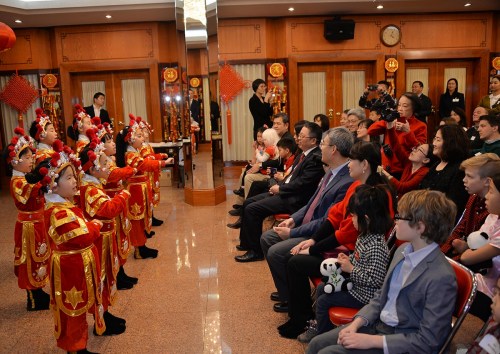 陽光學(xué)校的小朋友們演出表演唱《京劇臉譜》。(美國(guó)《芝加哥華語論壇》報(bào)/張大衛(wèi) 攝)