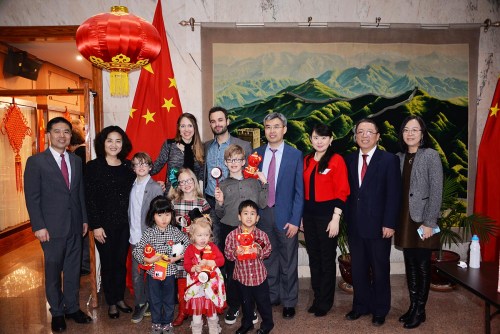 中國(guó)總領(lǐng)事趙建和夫人、副總領(lǐng)事黃黎明、邊志春、僑務(wù)組長(zhǎng)盧曉暉等與領(lǐng)養(yǎng)家庭保爾一家合影。 (美國(guó)《芝加哥華語論壇》報(bào)/張大衛(wèi) 攝)