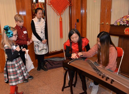 古箏演奏家關(guān)孟華教小朋友彈奏古箏。(美國(guó)《芝加哥華語論壇》報(bào)/張大衛(wèi) 攝)