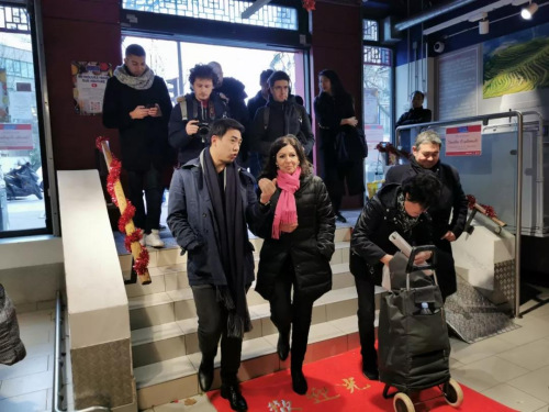 　巴黎士多董事總經(jīng)理鄭嘉誠(chéng)陪同伊達(dá)爾戈參觀巴黎士多超市。(《歐洲時(shí)報(bào)》/靖樹 攝)