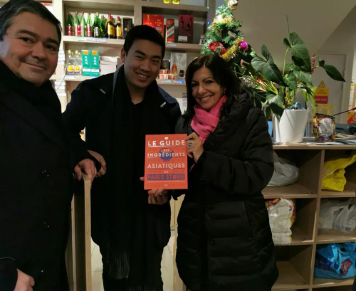 鄭嘉誠(chéng)向伊達(dá)爾戈展示巴黎士多的亞洲食材挑選指南。(《歐洲時(shí)報(bào)》/靖樹 攝)