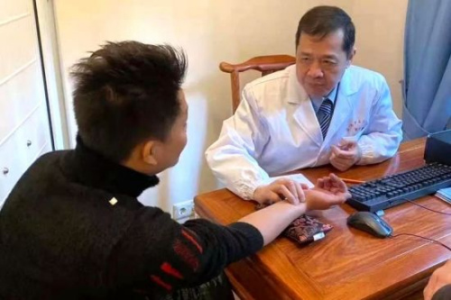 中醫(yī)為僑胞診脈。（歐聯(lián)網(wǎng) 梁曼瑜 攝）