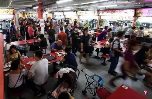 重開的牛車水大廈，二樓的熟食中心人聲鼎沸。(新加坡《聯(lián)合早報(bào)》/李佳穎 攝)