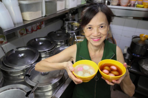 甜品之家創(chuàng)辦人黃妙鳳減少20至30%的餡料甜度。(何家俊攝)