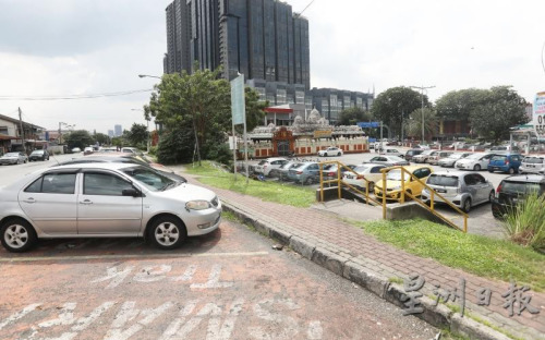 12路增設(shè)了約百個(gè)泊車(chē)位及行人道后，該路段業(yè)者的生意蒸蒸日上。