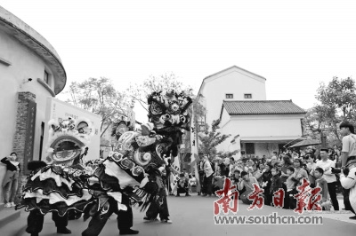 當(dāng)日的活動(dòng)現(xiàn)場，鑼鼓齊鳴，人聲鼎沸，最“吸睛”的節(jié)目是麒麟舞與獅舞。 南方日報(bào)記者 何俊 攝
