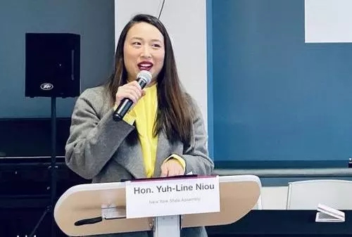 美國(guó)紐約州眾議會(huì)華裔議員牛毓琳分享自身心得，鼓勵(lì)有意從政的華人。(美國(guó)《世界日?qǐng)?bào)》/鄭怡嫣 攝)