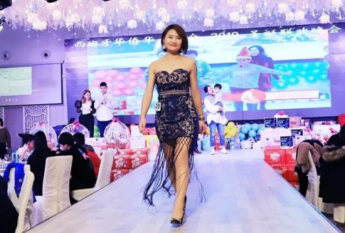 “走秀”活動(dòng)現(xiàn)場。(《歐洲時(shí)報(bào)》/林碧燕 攝)