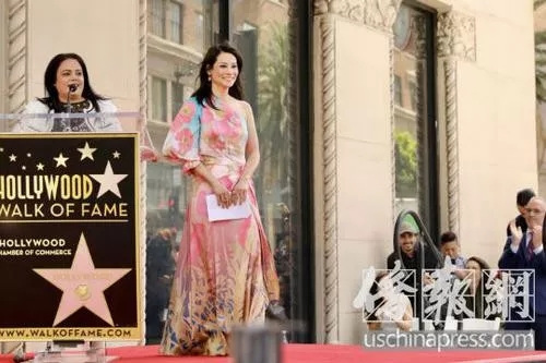 在授星儀式上，好萊塢星光大道主席馬迪妮茲宣布，每年5月1日為“劉玉玲日”。(美國(guó)《僑報(bào)》/邱晨 攝)