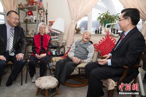 中國駐紐約總領(lǐng)事黃屏看望“飛虎隊”老戰(zhàn)士陳錦棠