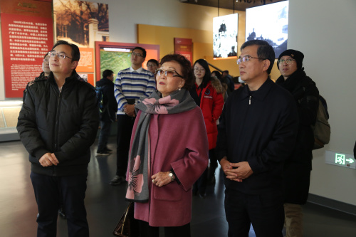 2019年12月31日下午，著名愛國將領(lǐng)張治中之女、美國知名僑領(lǐng)張素久用一種特殊的方式回國“看望”自己的父親。