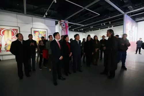 嘉賓參觀畫展。