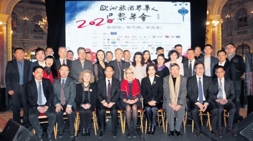 與會(huì)嘉賓與法國(guó)華人旅游協(xié)會(huì)成員。(《歐洲時(shí)報(bào)》黃冠杰 攝)