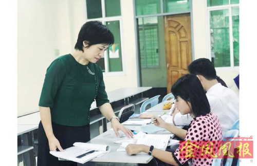 圖為仰光外國(guó)語(yǔ)大學(xué)漢語(yǔ)系老師康泳。(緬甸《金鳳凰中文報(bào)》) 