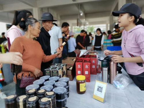 圖為集市現(xiàn)場(chǎng)。 (吳小靜 攝）