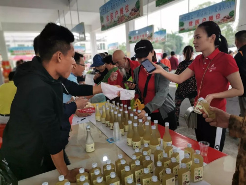 琳瑯滿(mǎn)目品種多樣的集市吸引了市民爭(zhēng)相購(gòu)買(mǎi)。 （吳小靜 攝）