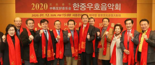 部分與會嘉賓合影。(韓國《亞洲日報》/南宮鎮(zhèn)雄 攝)