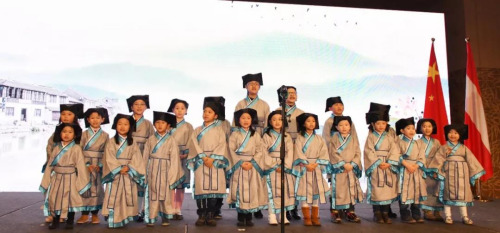 中國傳統(tǒng)詩文朗誦《詠鵝》、《春曉》、《三字經(jīng)》，表演者：奧華中文學(xué)校學(xué)生。(《歐洲時報》/周修怡 攝)