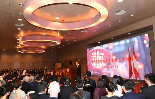 招待會現(xiàn)場 ()