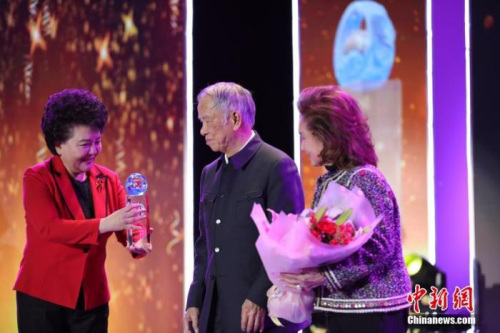 “2019年全球華僑華人年度評(píng)選”頒獎(jiǎng)典禮上，全國(guó)政協(xié)常委、政協(xié)港澳臺(tái)僑委員會(huì)副主任裘援平為陳永栽頒獎(jiǎng)。<a target='_blank' >中新社</a>記者 李駿 攝