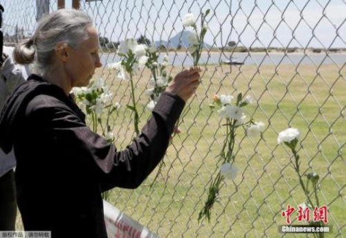 資料圖：民眾獻(xiàn)花哀悼懷特島火山噴發(fā)遇難者。