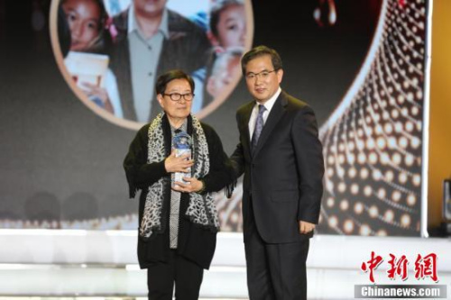 1月8日，2019全球華僑華人年度評(píng)選頒獎(jiǎng)典禮舉行，北京市委統(tǒng)戰(zhàn)部副部長(zhǎng)、北京市政府僑辦主任劉春鋒為歸僑作曲家谷建芬頒獎(jiǎng)。陸春艷 攝