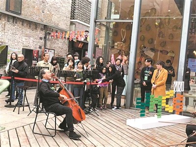 馬友友在永慶坊表演。