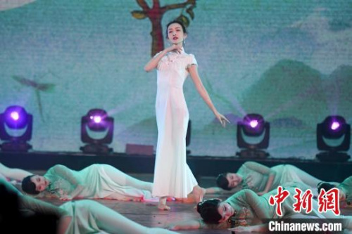 演員王鷗登臺(tái)演繹旗袍舞蹈秀《茉莉花》?！钊A峰　攝