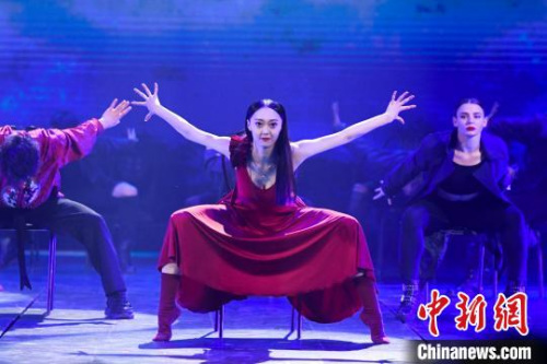 動(dòng)感十足的現(xiàn)代舞《唐人街上的舞蹈派對(duì)》亮相晚會(huì)?！钊A峰　攝