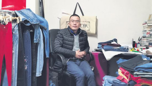 　　張常豹等待在他的批發(fā)店里。(《歐洲時(shí)報(bào)》/黃冠杰 攝)