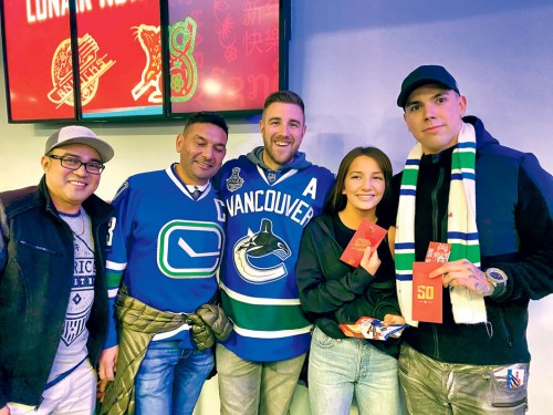 喜獲紅包的球迷。(加拿大《星島日報》/莊昕 攝)