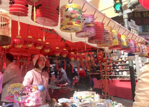 華埠農(nóng)歷新年花市滿是賀年禮品。(記者李秀蘭／攝影)