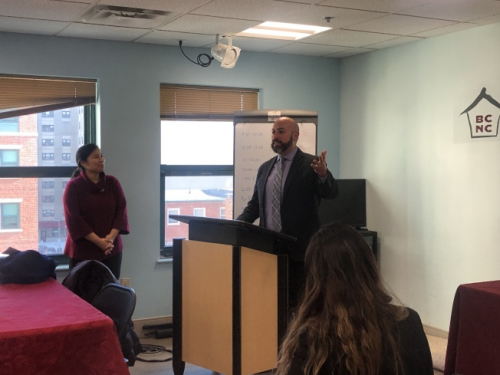 波士頓健康與人類(lèi)服務(wù)負(fù)責(zé)人馬丁內(nèi)斯代表波士頓市長(zhǎng)偉殊為AHI頒發(fā)表彰狀并致辭。(記者劉晨懿之/攝影)