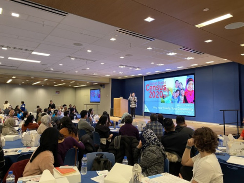 歐陽(yáng)蕭安講解2020人口普查重要性。(美國(guó)《世界日?qǐng)?bào)》/金春香 攝)