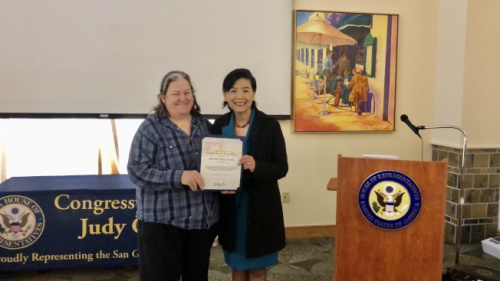 聯(lián)邦眾議員趙美心(右)為阿罕布拉高中教師Jennie Malonek頒發(fā)表彰證書。(記者王若然／攝影)