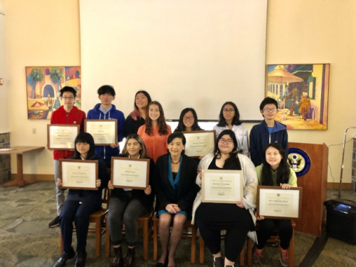 獲獎學(xué)生與趙美心合影。(記者王若然／攝影)
