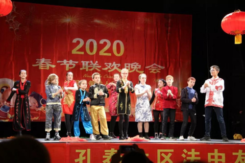 中法小朋友演唱中文歌曲。(《歐洲時報》/黃冠杰 攝)