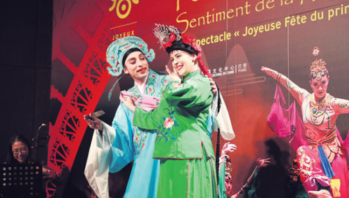 巴黎文化中心戲曲班學員表演評劇。(《歐洲時報》/歐文 攝)