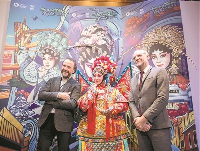 三面精致的巨幅粵劇花旦墻，引來各國嘉賓合影留念。