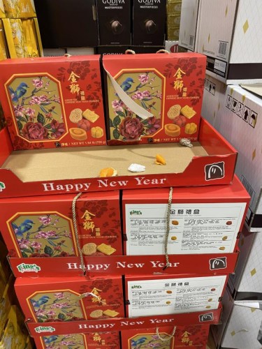 美國連鎖超市中售賣年節(jié)禮盒。(美國《世界日報》/李榮 攝)