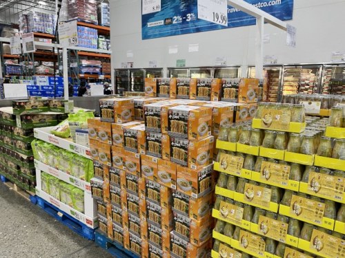 美國連鎖超市中售賣年節(jié)禮盒。(美國《世界日報》/李榮 攝)